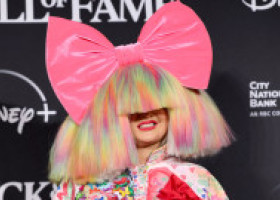 Sia, apariție surprinzătoare în mijlocul luptei pentru custodia fiului ei. Fanii au fost impresionați: „Divorțul îți priește”