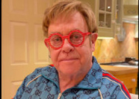 Elton John, moment viral și amuzant, cu mănuși roz și ironie. Cum le-a răspuns celor care l-au criticat pentru ușa murdară a cuptorului