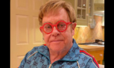 Elton John, moment viral și amuzant, cu mănuși roz și ironie. Cum le-a răspuns celor care l-au criticat pentru ușa murdară a cuptorului