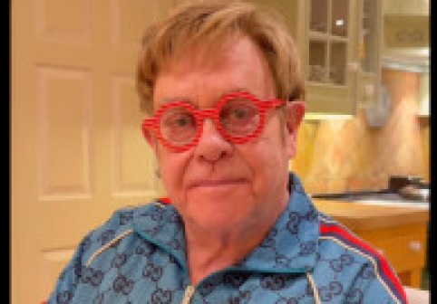 Elton John, moment viral și amuzant, cu mănuși roz și ironie. Cum le-a răspuns celor care l-au criticat pentru ușa murdară a cuptorului
