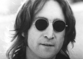 Ultima poză cu John Lennon în viață e chiar cu asasinul lui. Se întâlniseră cu câteva ore înainte de crimă