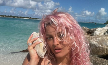Promovează acceptarea de sine, dar nu uită de senzualitate. Bebe Rexha, îndrăzneață în costum de baie, pe o plajă exotică