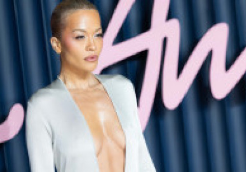 Rita Ora, într-o rochie care a lăsat puțin loc imaginației. Artista și-a etalat silueta într-o ținută cu un decolteu amețitor