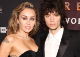 Miley Cyrus a purtat o bijuterie cu diamant pe inelar la premiera noului film Avatar. Fanii cred că artista s-a logodit cu Maxx Morando