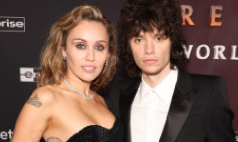 Miley Cyrus a purtat o bijuterie cu diamant pe inelar la premiera noului film Avatar. Fanii cred că artista s-a logodit cu Maxx Morando