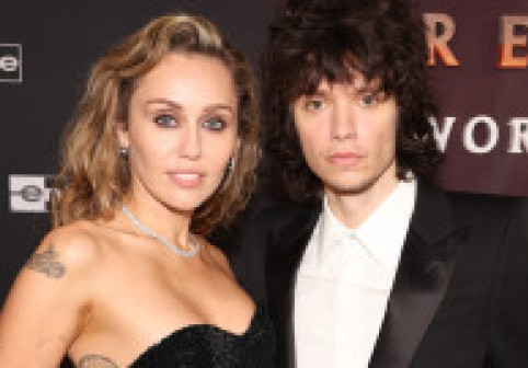 Miley Cyrus a purtat o bijuterie cu diamant pe inelar la premiera noului film Avatar. Fanii cred că artista s-a logodit cu Maxx Morando