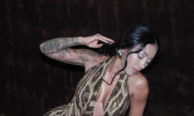 Ruby, magnet de priviri la un eveniment. Rochia cu decolteu adânc până la abdomen și spatele gol a făcut-o atracția serii