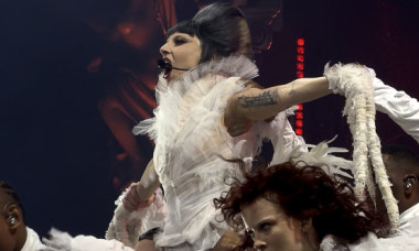 Momentul când Lady Gaga și-a întrerupt concertul în timp ce cânta după ce un dansator a căzut de pe scenă: „Ești bine?”