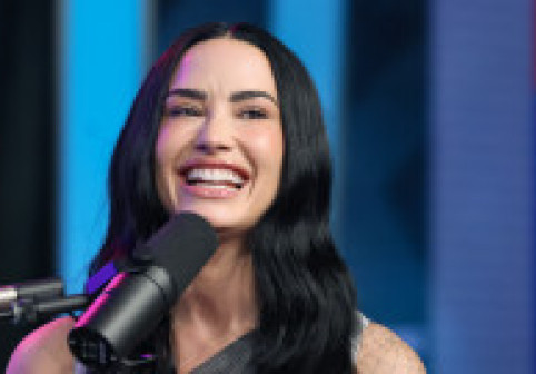 Demi Lovato, într-o rochie roșie foarte decoltată, după ce a slăbit 20 de kilograme. A mers cu soțul ei la o petrecere spectaculoasă