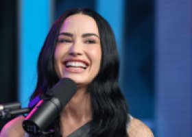 Demi Lovato, într-o rochie roșie foarte decoltată, după ce a slăbit 20 de kilograme. A mers cu soțul ei la o petrecere spectaculoasă