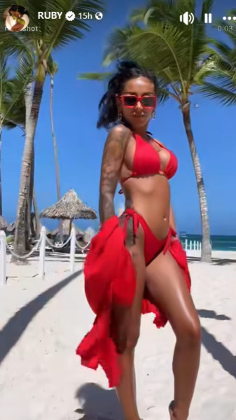 ruby in costum de baie rosu (2)