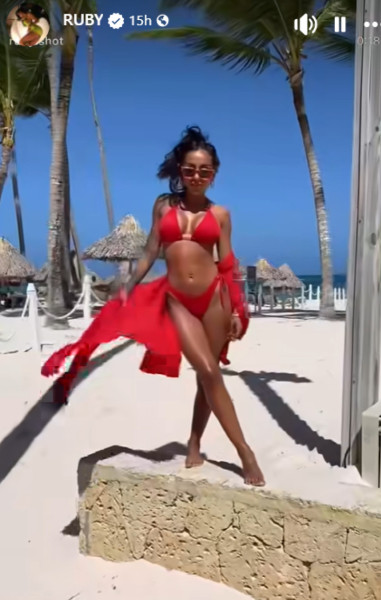 ruby in costum de baie rosu (1)