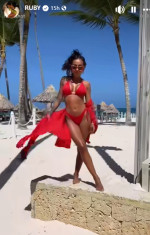 ruby in costum de baie rosu (1)