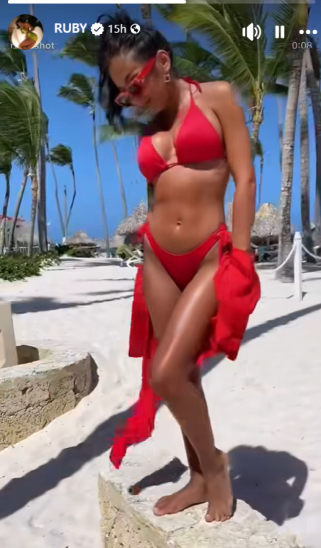ruby in costum de baie rosu (3)