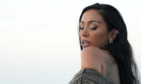 În vară făcea plajă la înălțimi amețitoare, pe bloc, acum e în Dominicană. Ruby e în elementul ei în costum de baie