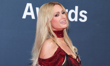 Paris Hilton, senzuală într-o rochie mini, roșie, cu decolteu, la o gală în Los Angeles