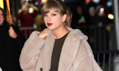 „Crăciunița” Taylor Swift. Rochie mini, decolteu larg, tocuri foarte înalte. Fanii, fermecați: „Uluitoare!”