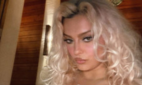 Bebe Rexha a cucerit plaja într-un costum de baie adânc decupat, cu imprimeu tropical: "Mă mut pe o insulă privată. Cine vine cu mine?"