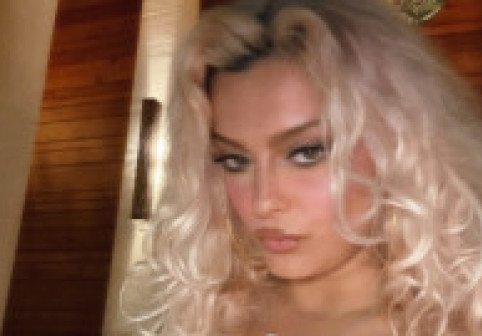 Bebe Rexha a cucerit plaja într-un costum de baie adânc decupat, cu imprimeu tropical: "Mă mut pe o insulă privată. Cine vine cu mine?"