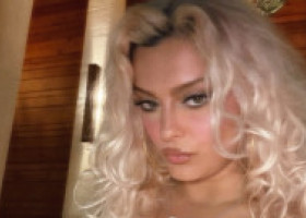 Bebe Rexha a cucerit plaja într-un costum de baie adânc decupat, cu imprimeu tropical: "Mă mut pe o insulă privată. Cine vine cu mine?"