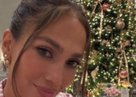 Jennifer Lopez, în pijamale asortate cu familia, apoi în rochie mulată și decoltată, la petrecerea de Crăciun