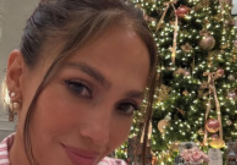 Jennifer Lopez, în pijamale asortate cu familia, apoi în rochie mulată și decoltată, la petrecerea de Crăciun