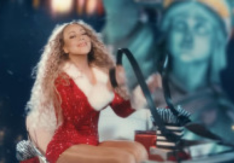 Regina Crăciunului, strălucitoare alături de gemenii ei adolescenți. Mariah Carey, într-o rochie roșie și strânsă pe corp