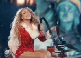 Regina Crăciunului, strălucitoare alături de gemenii ei adolescenți. Mariah Carey, într-o rochie roșie și strânsă pe corp