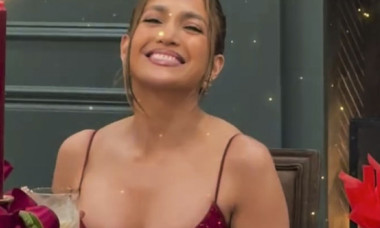 Jennifer Lopez, în pijamale asortate cu familia, apoi în rochie mulată și decoltată, la petrecerea de Crăciun