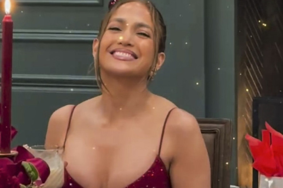 Jennifer Lopez on social media
