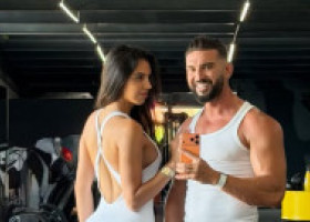 Dorian Popa a pozat romantic cu soția pe plajă, fanii au observat altceva: "Ai 6 degete?"; "E reptilian"