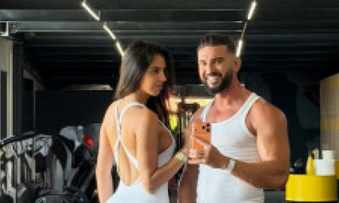 Dorian Popa a pozat romantic cu soția pe plajă, fanii au observat altceva: "Ai 6 degete?"; "E reptilian"