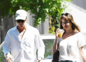 Dakota Johnson, colaborare surpriză cu iubitul ei. Cum a ajuns actrița din „Materialiștii” să apară pe noul album al lui Role Model
