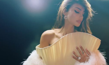Mădălina Ghenea, spectaculoasă și seducătoare în costum de baie roșu. Cum arată la 39 de ani proaspăt împliniți