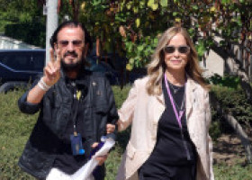 Ringo Starr e însurat de 45 de ani cu o fostă fată Bond. Cum arăta Barbara când juca alături de Roger Moore