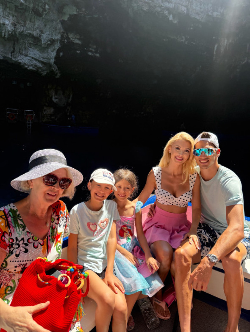 andreea balan, mama ei, fetitele ei si sotul ei