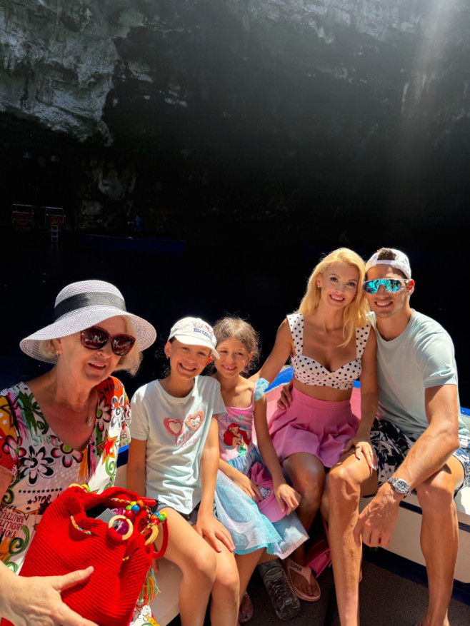 andreea balan, mama ei, fetitele ei si sotul ei