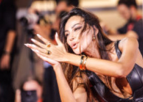 Mădălina Ghenea, show pe covorul roșu la Veneția. A apărut în ținută decoltată din piele și s-a jucat provocator cu părul