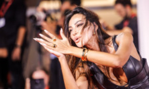 Mădălina Ghenea, show pe covorul roșu la Veneția. A apărut în ținută decoltată din piele și s-a jucat provocator cu părul