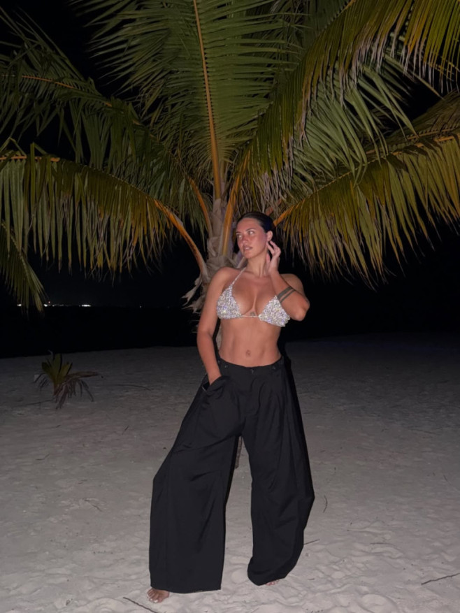 antonia in costum de baie (1)