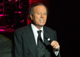 Julio Iglesias, acuzat de agresiune sexuală de două foste angajate: "Normaliza abuzul". Poveștile femeilor și întrebările de angajare