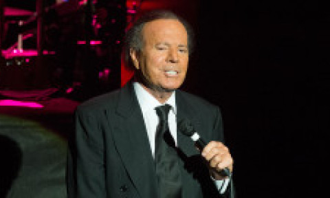 Julio Iglesias, acuzat de agresiune sexuală de două foste angajate: "Normaliza abuzul". Poveștile femeilor și întrebările de angajare