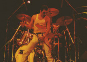 Fiica secretă a lui Freddie Mercury a murit din cauza unui cancer rar: "E cu tatăl ei iubit". Abia anul trecut s-a aflat de Bibi