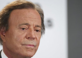 Julio Iglesias neagă acuzațiile de agresiune sexuală: "Nu am abuzat, constrâns sau jignit vreo femeie. Mă întristează profund"