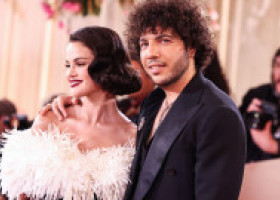 Cum arată Benny Blanco cu părul drept. Val de reacții după ce o fotografie cu artistul a devenit virală: „Doamne sfinte”