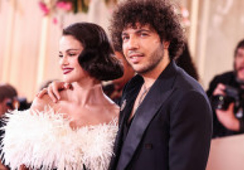 Cum arată Benny Blanco cu părul drept. Val de reacții după ce o fotografie cu artistul a devenit virală: „Doamne sfinte”