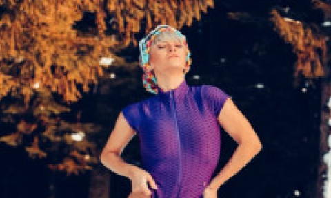 Giulia Anghelescu, ședință foto îndrăzneață în zăpadă. Artista a purtat doar un costum de baie și clăpari: „Nu am răcit”