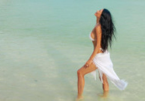 Face 48 de ani în vară, dar pare de 20. Fosta lui Lewis Hamilton și Grigor Dimitrov e perfectă în costum de baie