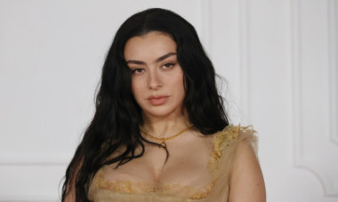 Charli XCX, îndrăzneață într-o rochie transparentă, în paginile „Vogue”: Nu vreau să scriu mereu cântece despre soțul meu