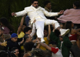 Bad Bunny, show la Super Bowl 2026. Invitați surpriză, energie și reacția lui Donald Trump: "Nimeni nu înţelege ce spune tipul ăsta"